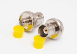 Adapter BNC-gn - SMA-gn kołnierzowy TRX