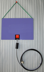 Antena panelowa DIAMOND D5080 powieszona na ścianie