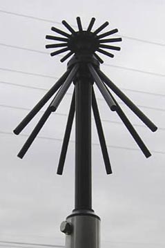 Zamontowana antena discone AOR DA5000 na maszcie